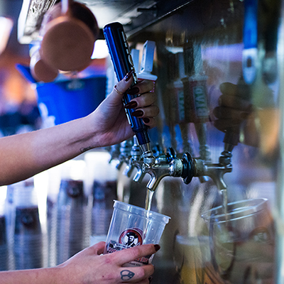 Johnny's - Pouring beer